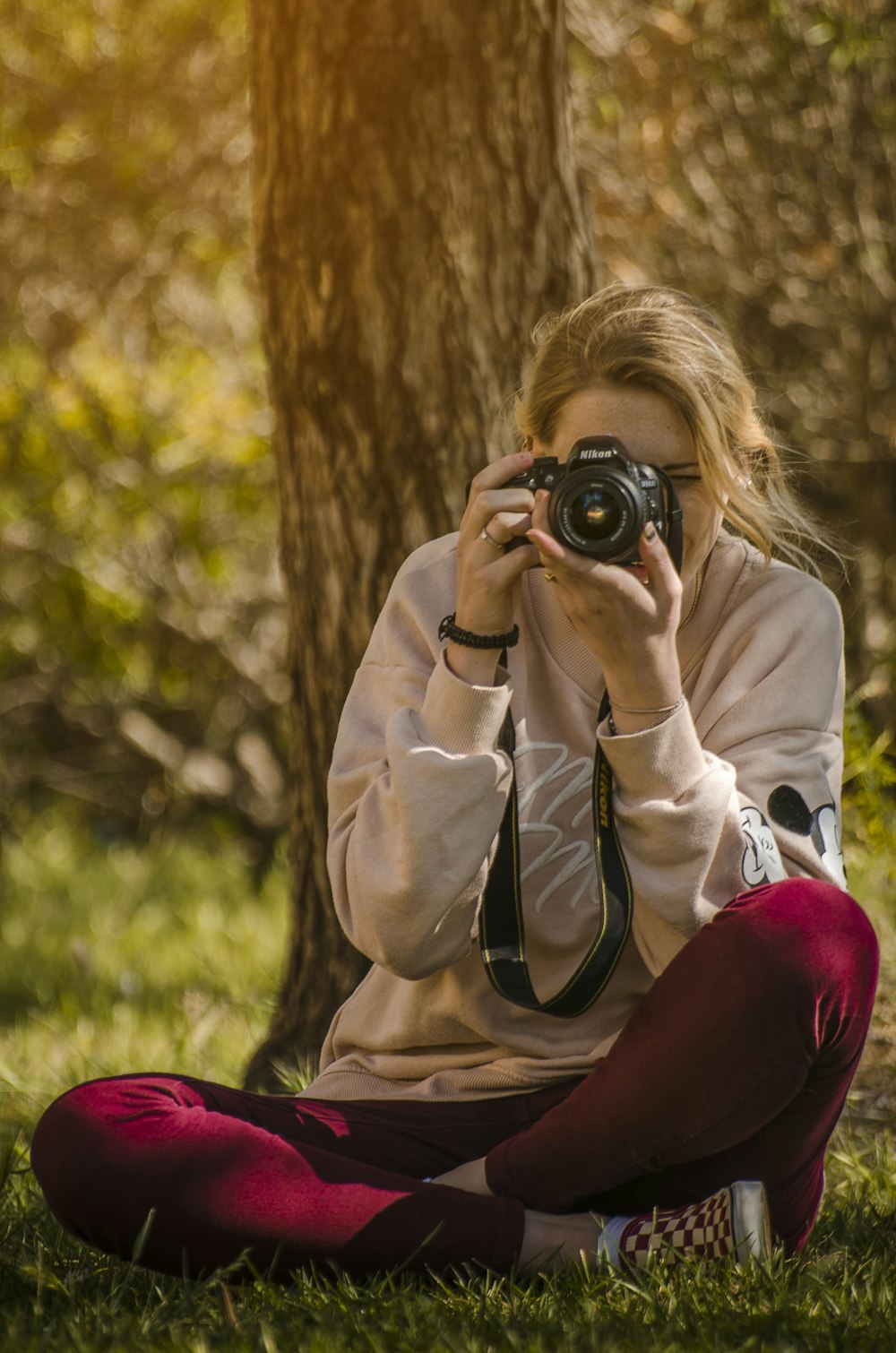 昼間に写真を撮る女性