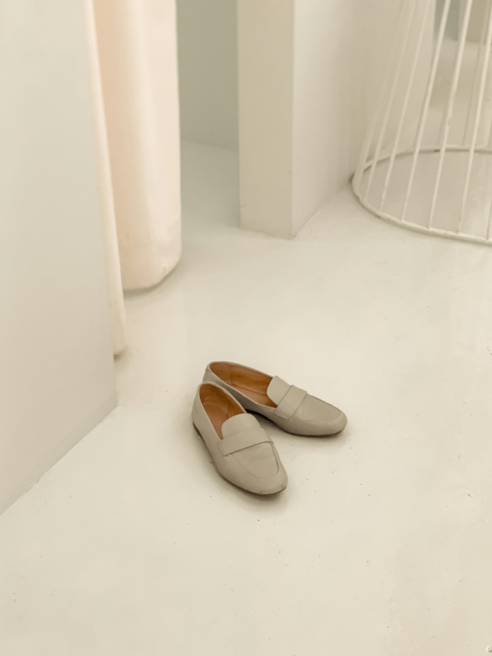 sapatos cinzentos em um quartoclose-up fotografia