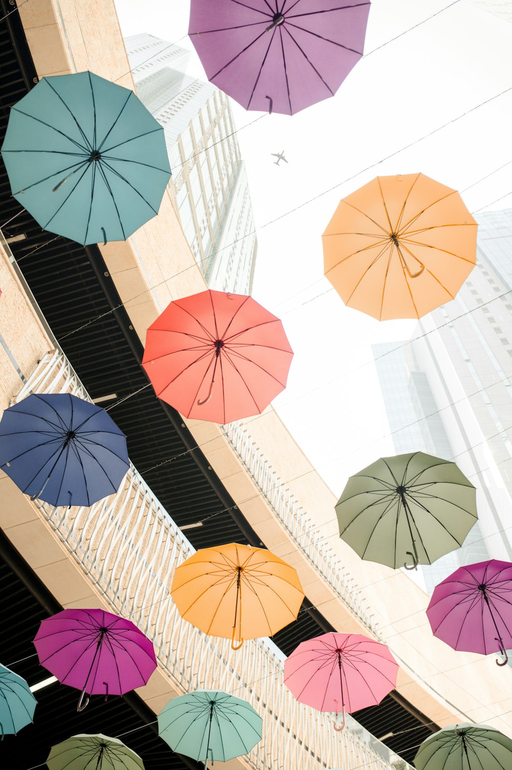 ombrelli di colori assortiti durante il giorno