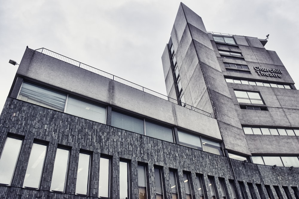 낮 동안 회색 콘크리트 건물의 로우 앵글 사진