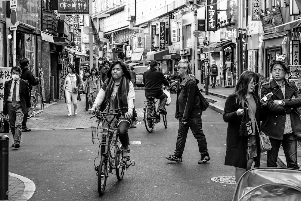 Foto en escala de grises de personas en Stree