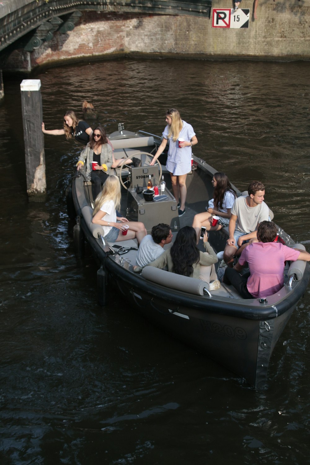 personnes sur le bateau