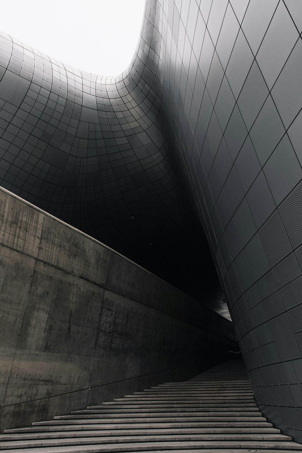 escalier entre un bâtiment gris