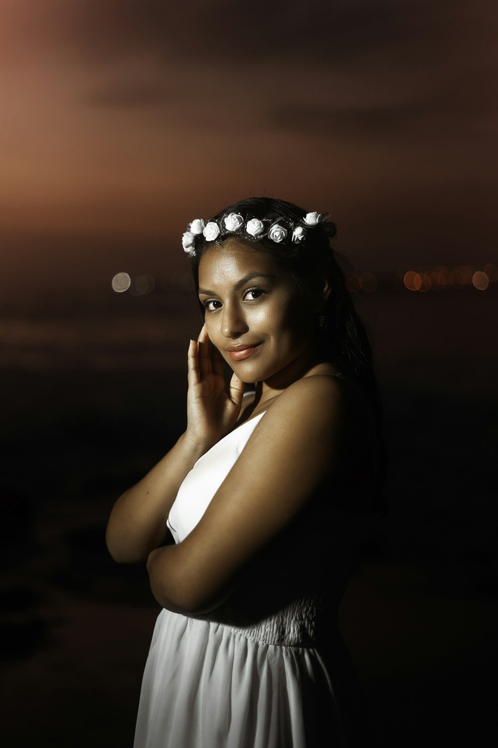 Mujer con vestido blanco sin mangas