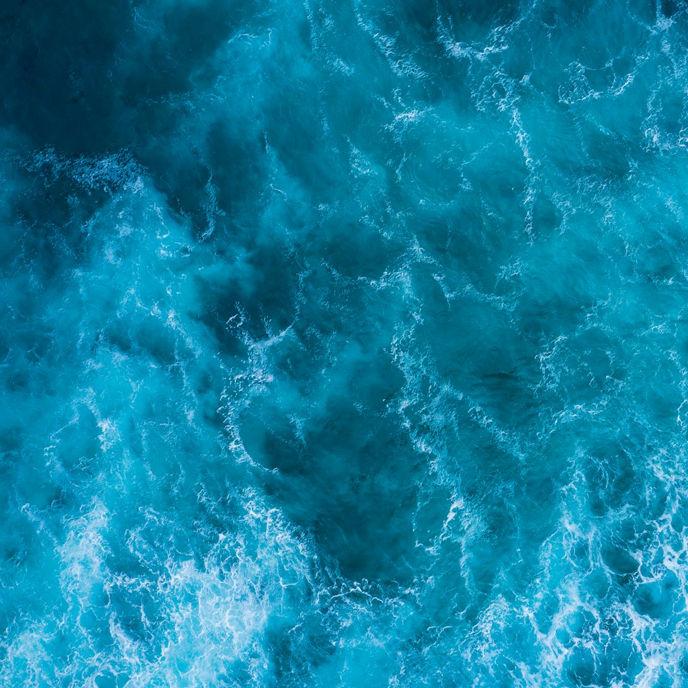 青い水のハイアングル写真