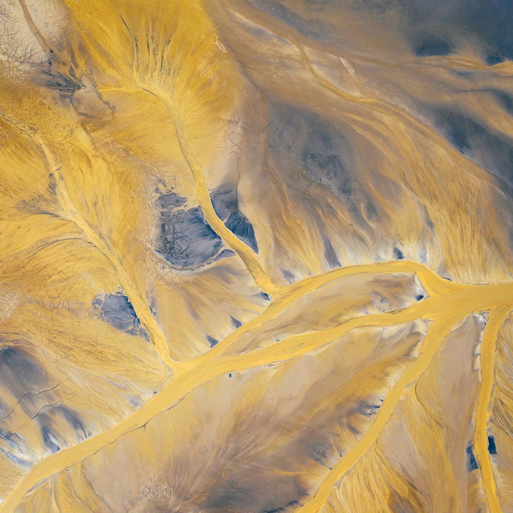 une vue aérienne d’une chaîne de montagnes jaune et brune