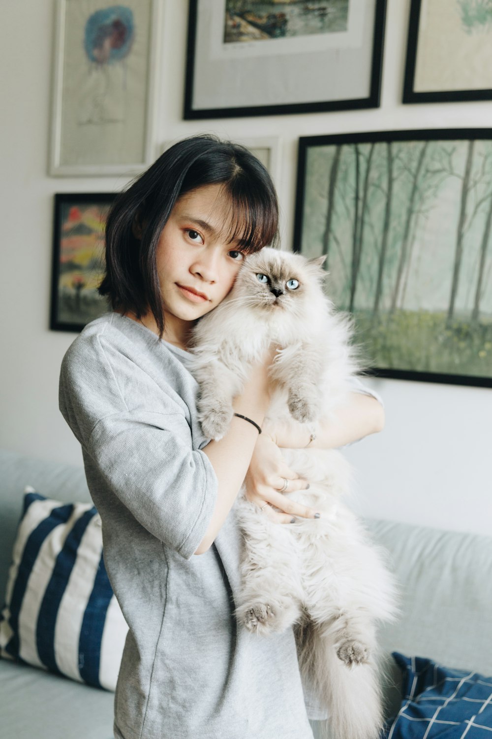 femme portant un chat à l’intérieur du salon