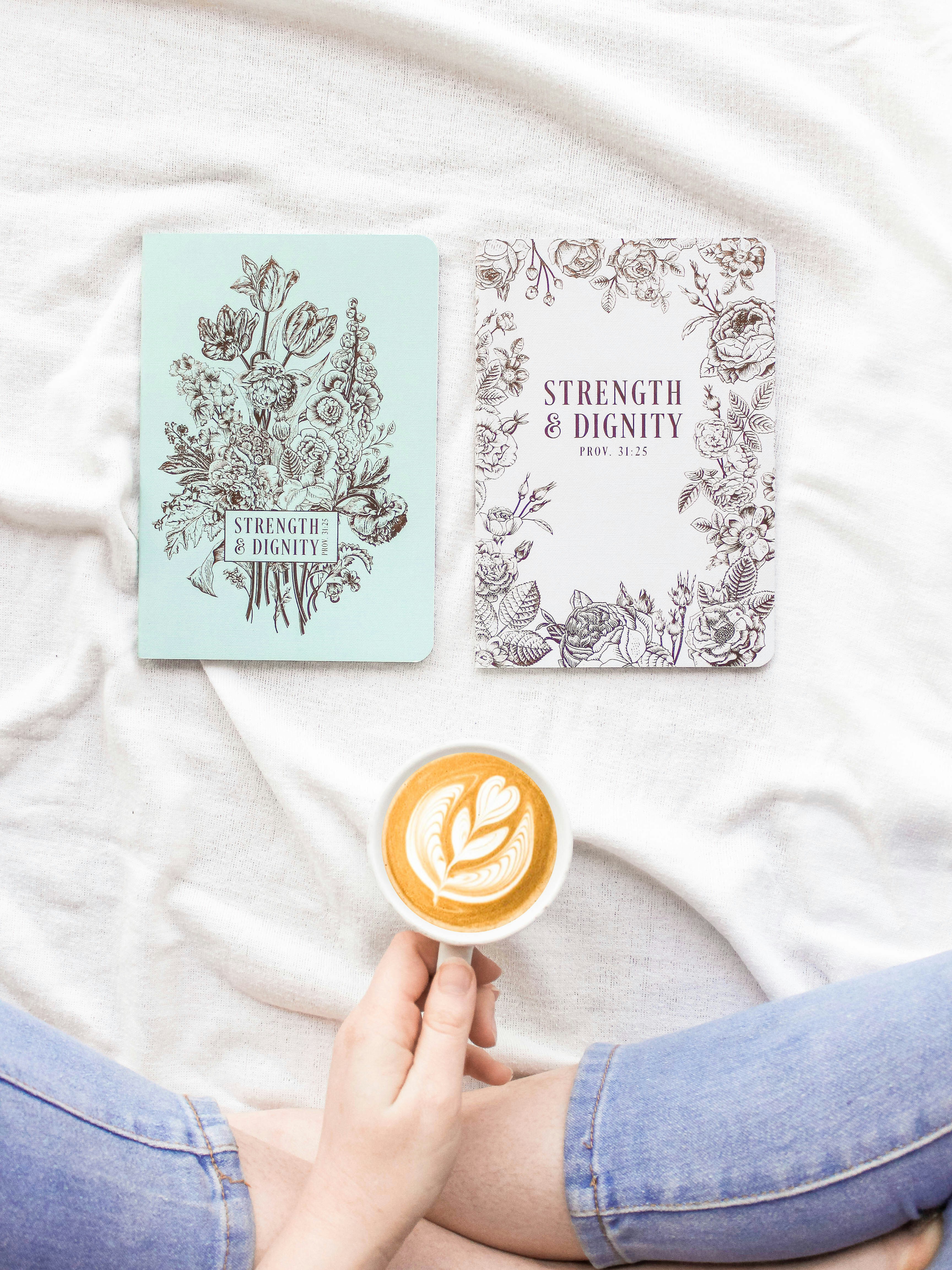 Foto zum Thema FlatlayFotografie von weißer Teetasse in der Nähe von weißen und blauen Karten