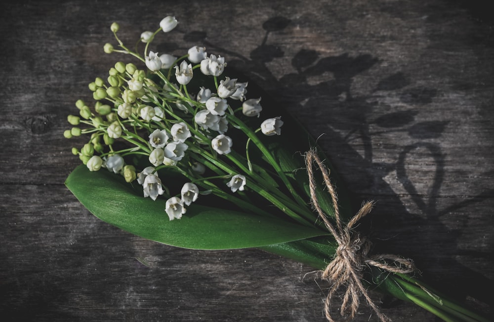 ramo de flores de pétalos blancos