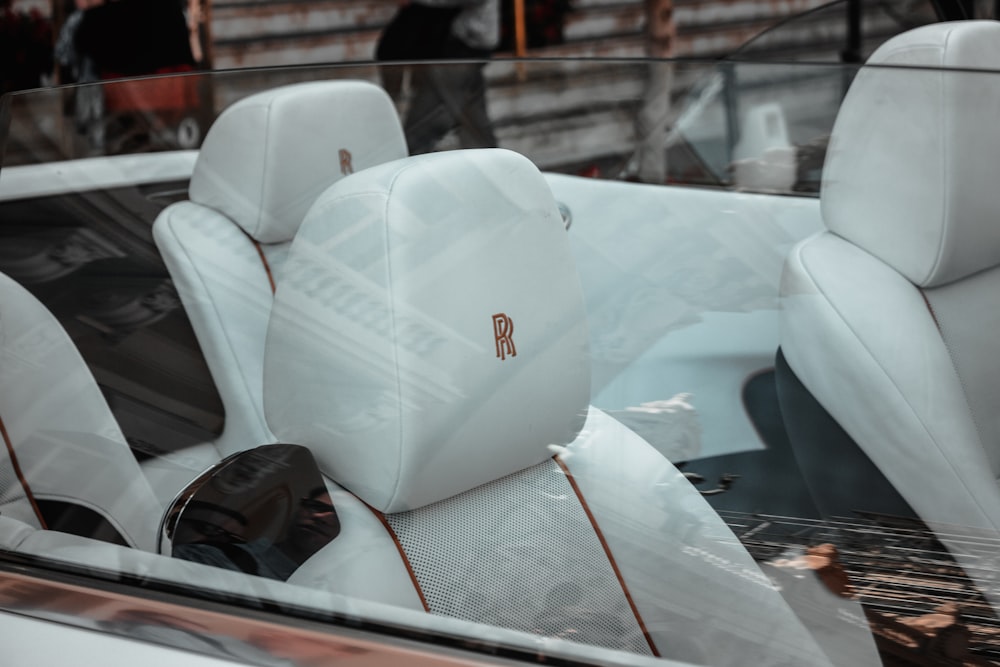 weißer Rolls-Royce-Fahrzeuginnenraum bei Tag