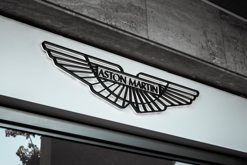 Façade de l’Aston Martin