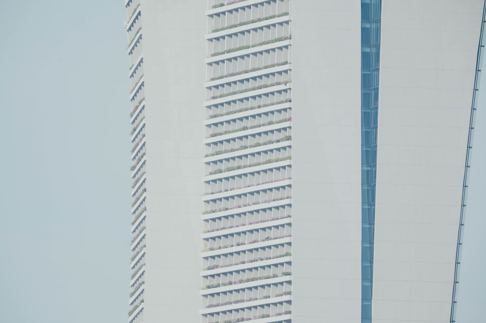 um edifício branco alto ao lado de um edifício branco alto