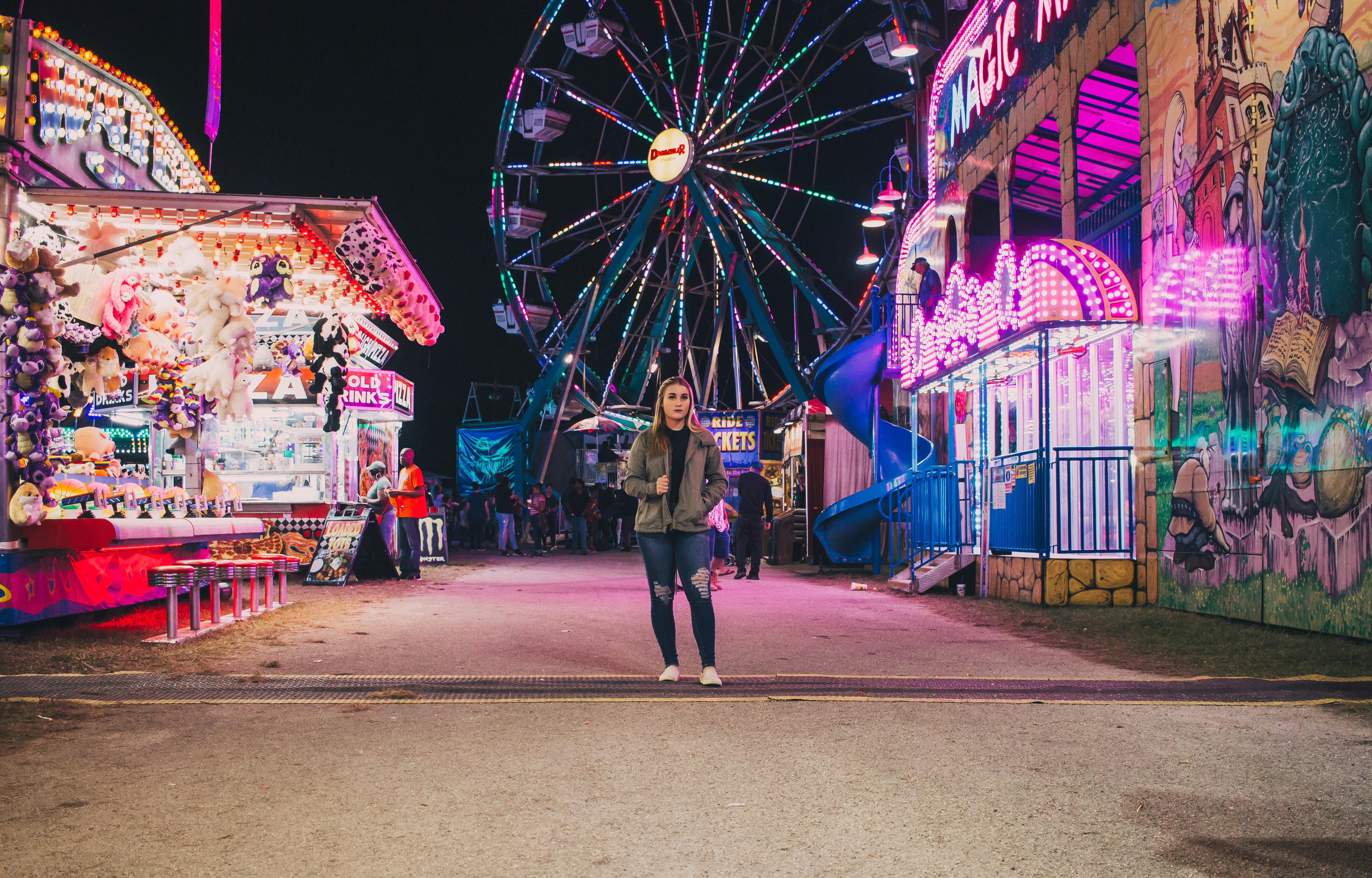 personne debout dans le parc d’amusement