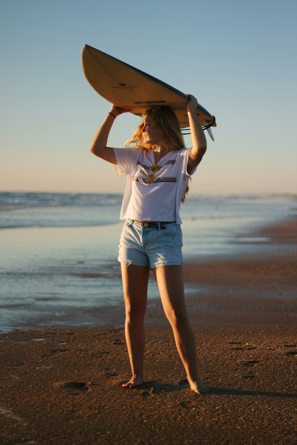 femme portant une planche de surf