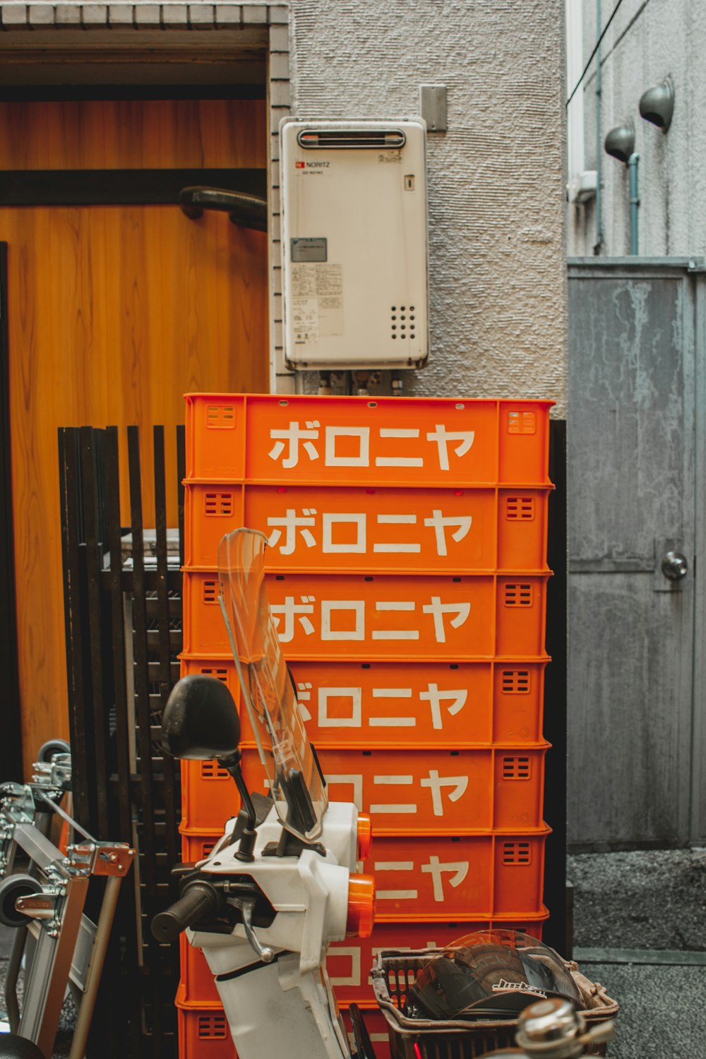 オレンジ色のプラスチッククレート