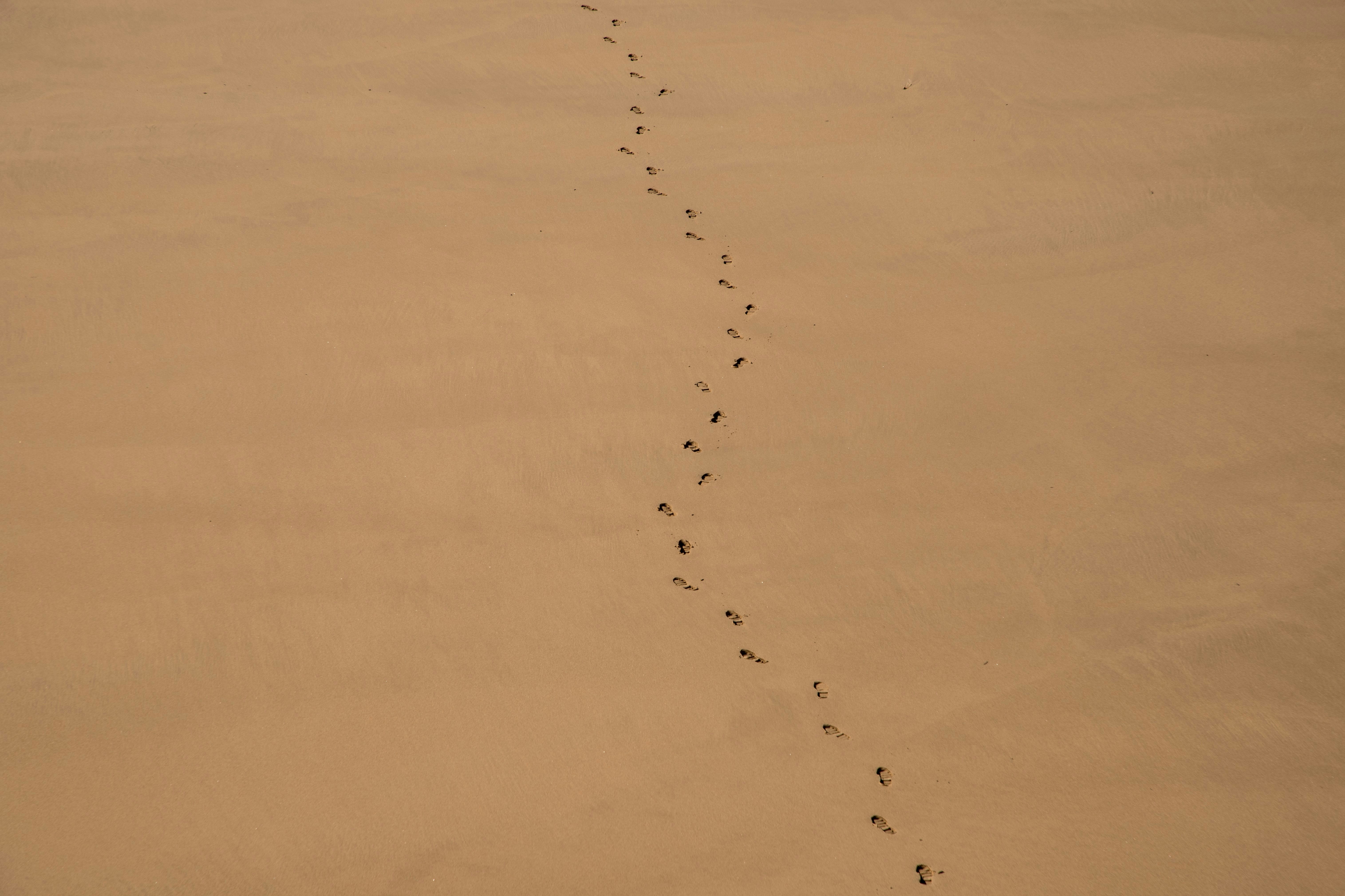 aerial view photography of barefoot