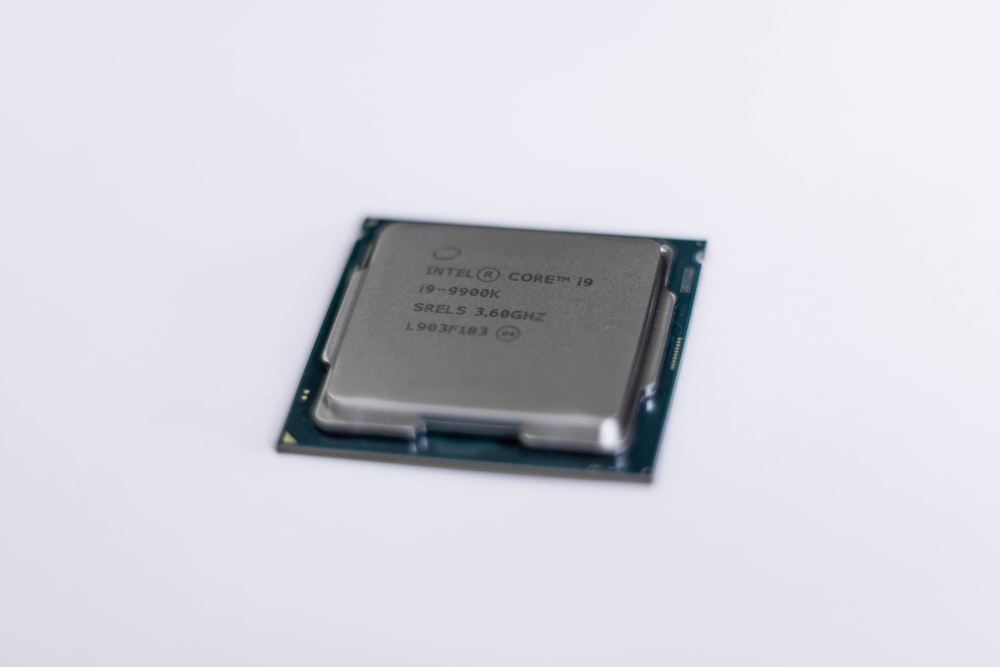 CPU Intel Core su pannello bianco