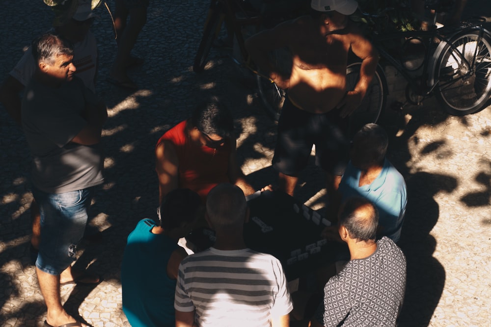 un groupe de personnes debout les unes autour des autres