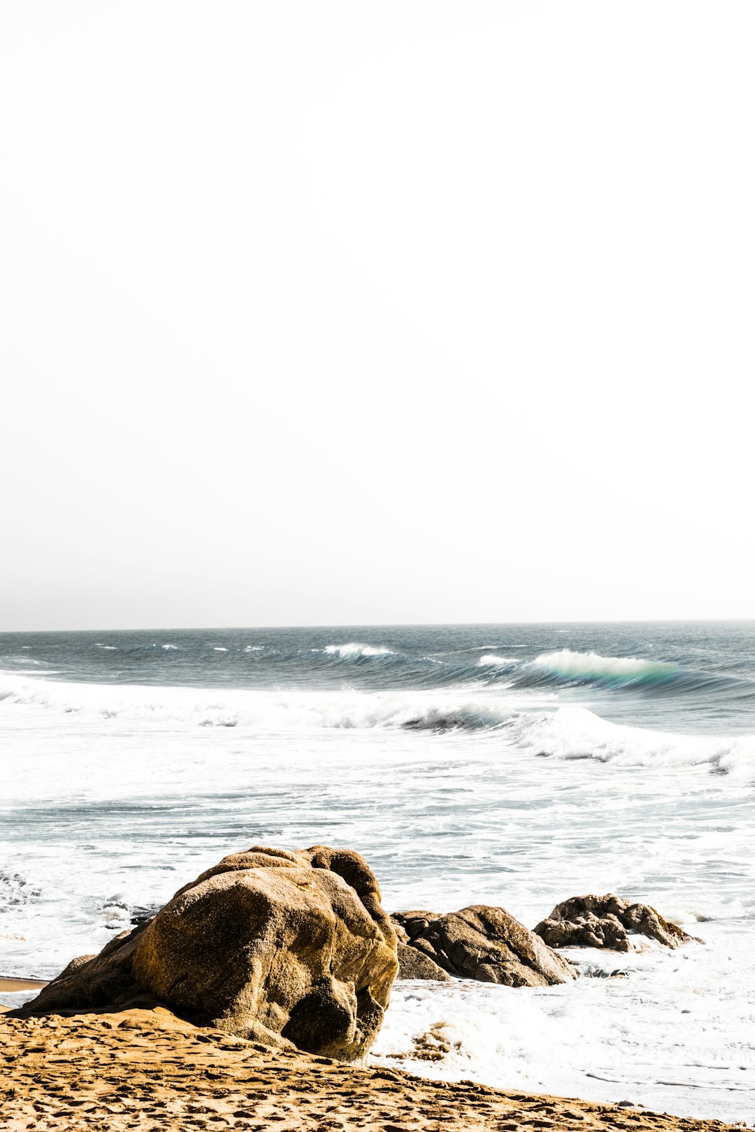 ocean waves at daytime