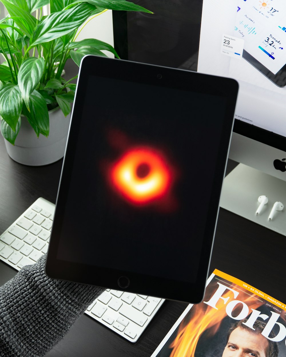 iPad displaying red circle