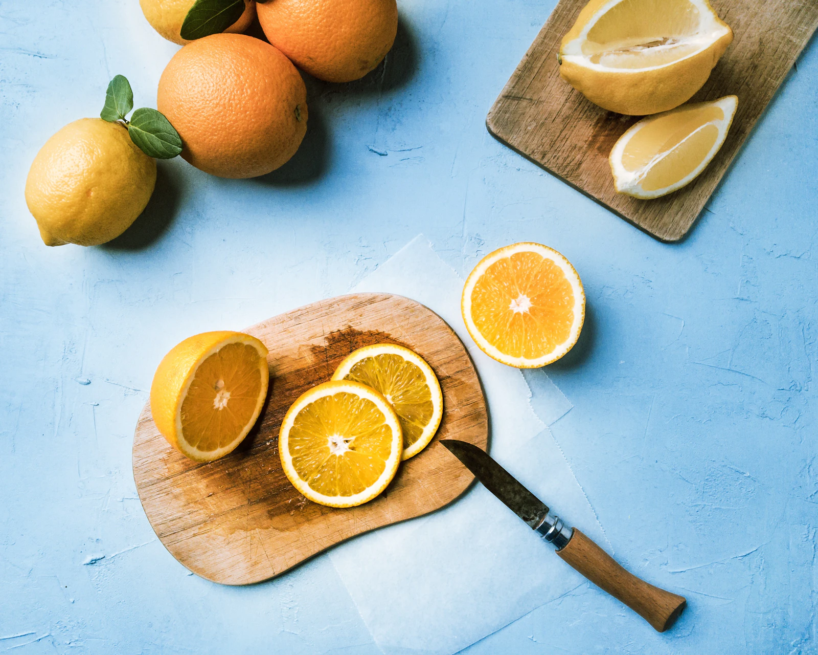 Sliced orange fruits arranged in a flat lay