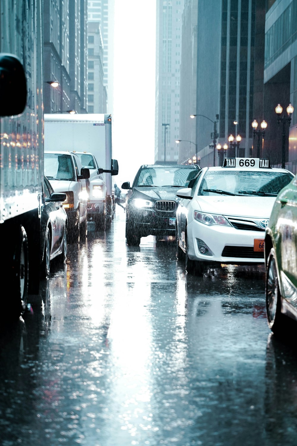 Veículo preso no trânsito durante dia chuvoso