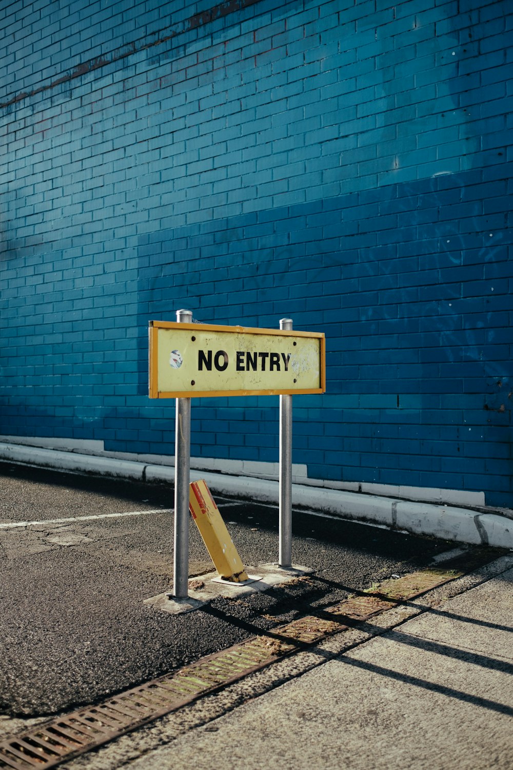 yellow no entry sign