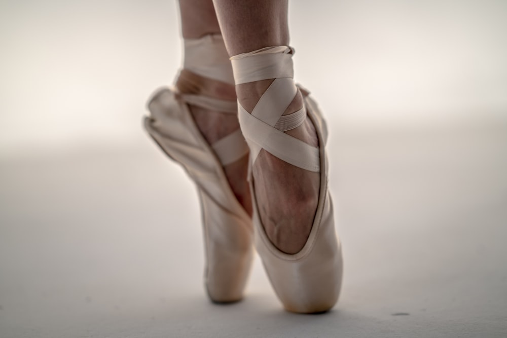 par de sapatos de bailarina marrom