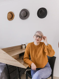 femme assise sur une chaise