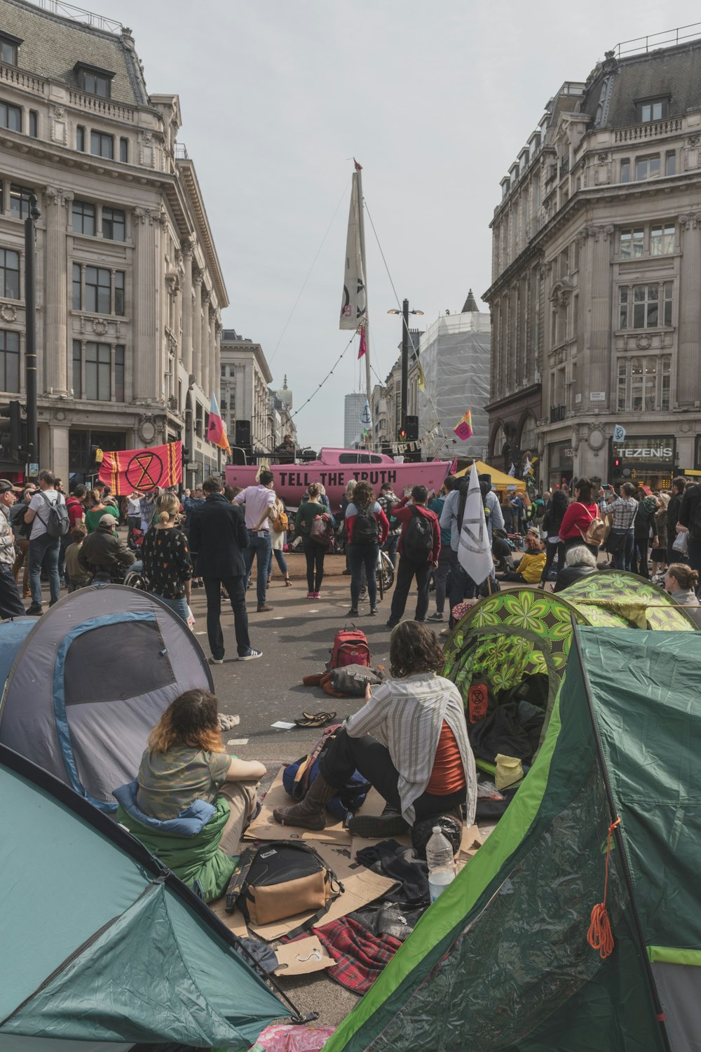 groupe de personnes dans la rue