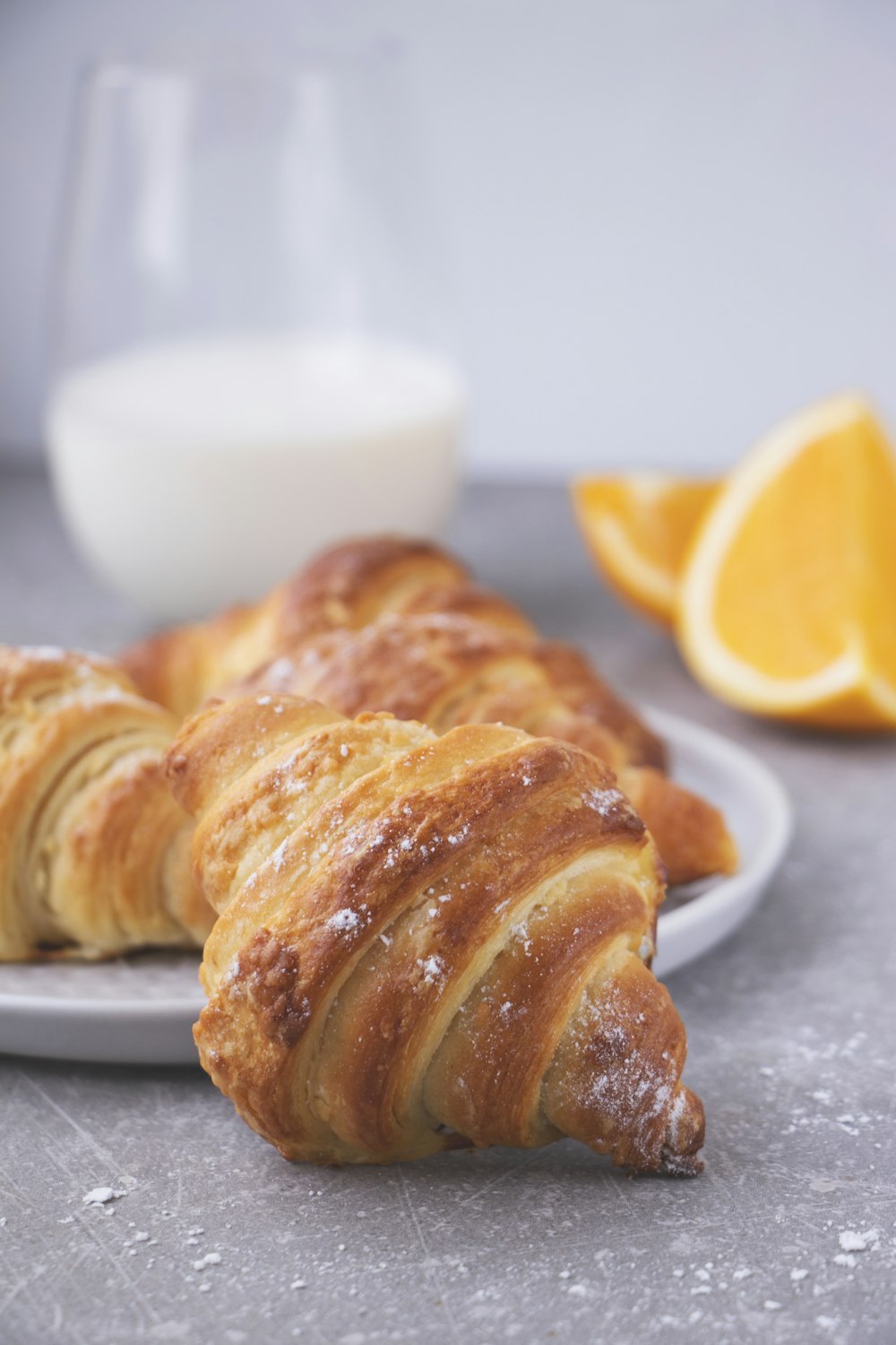 Pain roulé cuit au four sur une assiette blanche