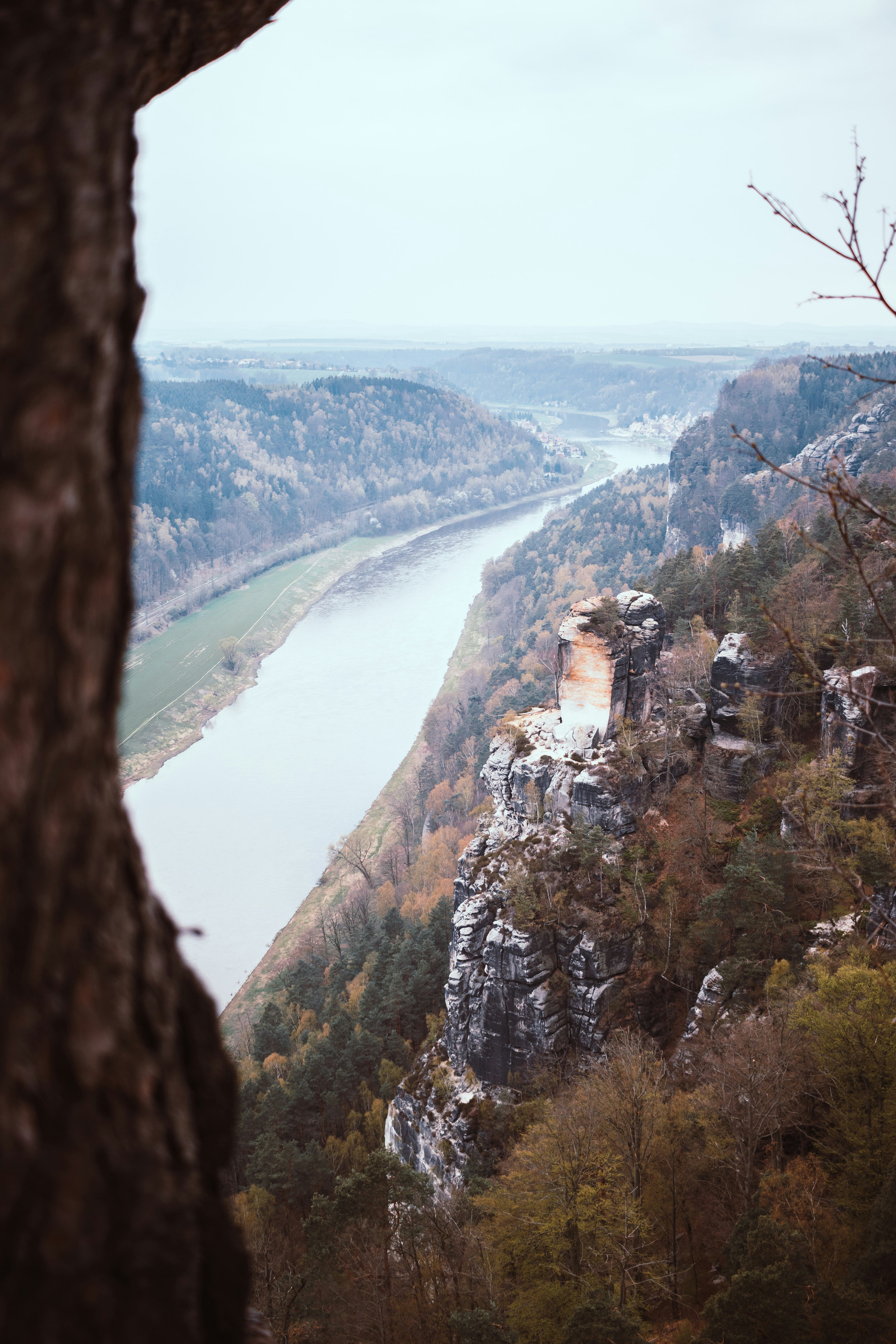 rochers par la rivière pendant la journée