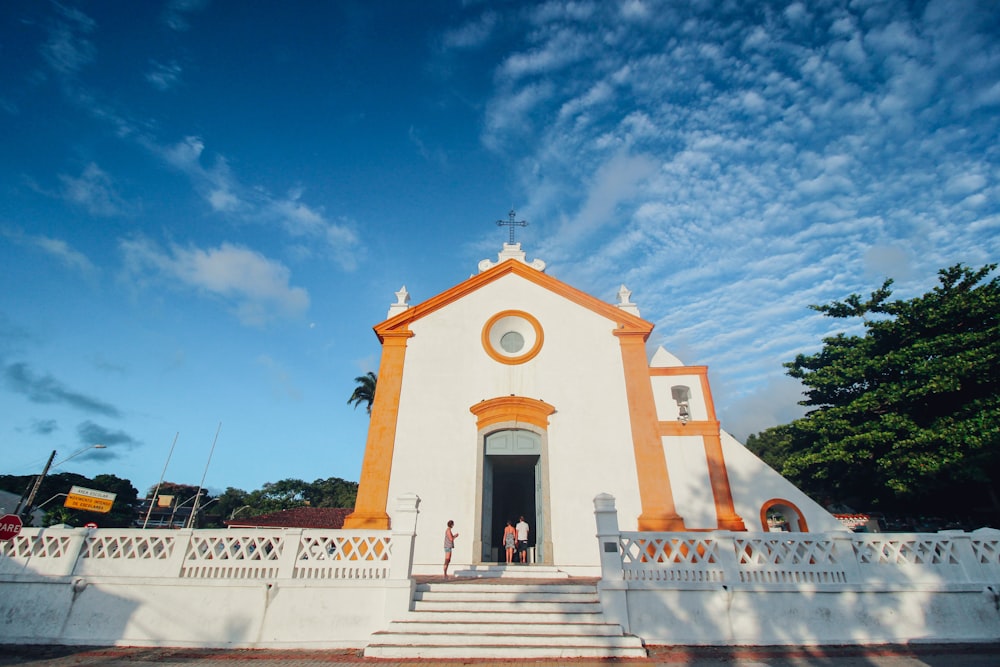 igreja de concreto branco sob o céu azul