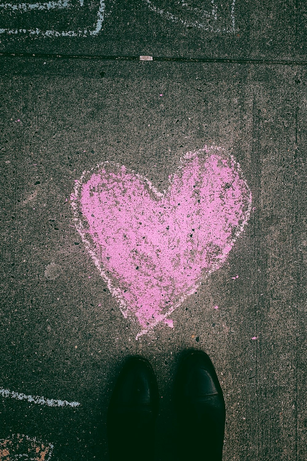 Persona cerca del boceto del corazón rosa