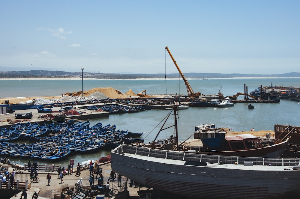 barcos na água sob o céu azul