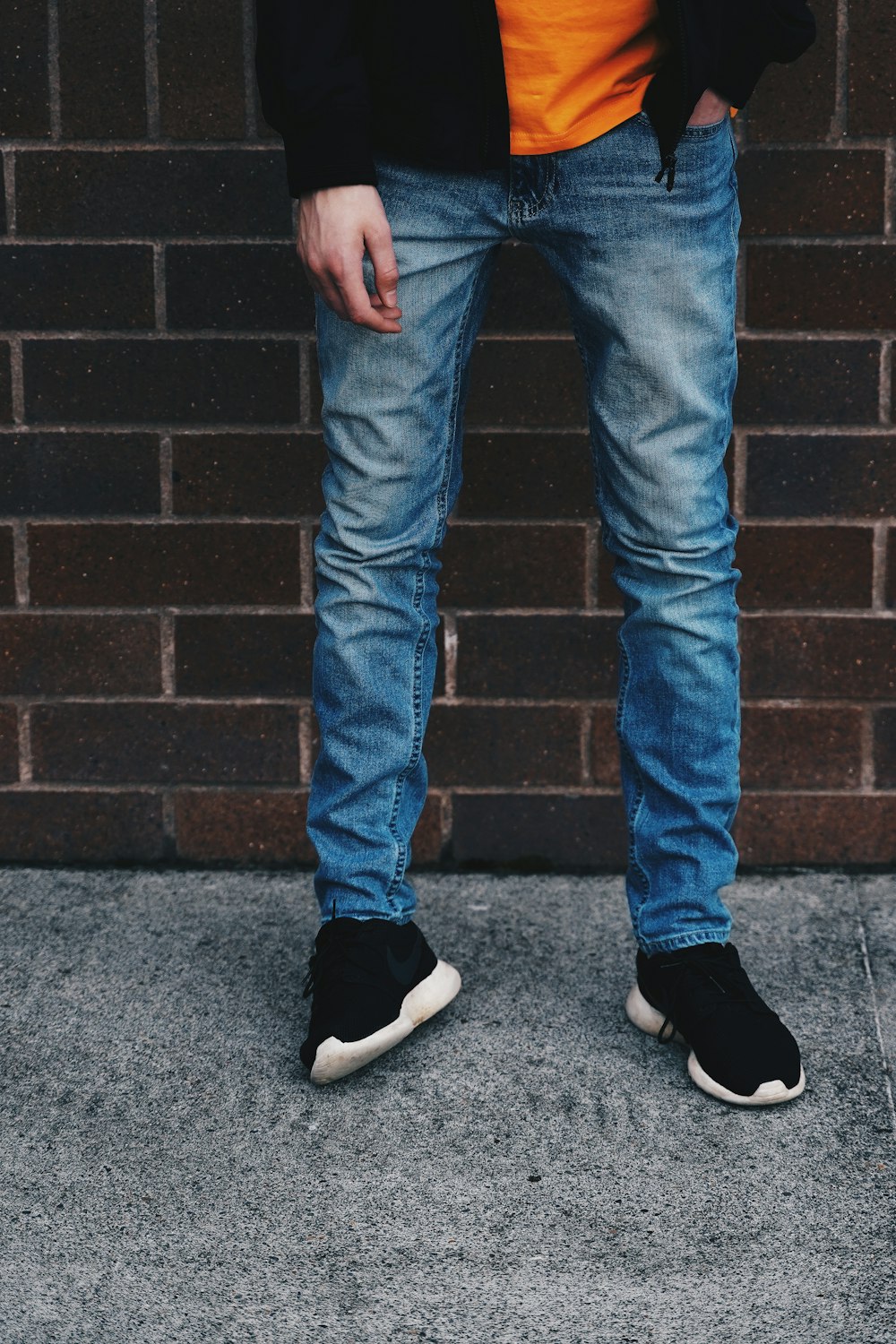 homem em jeans azul em pé