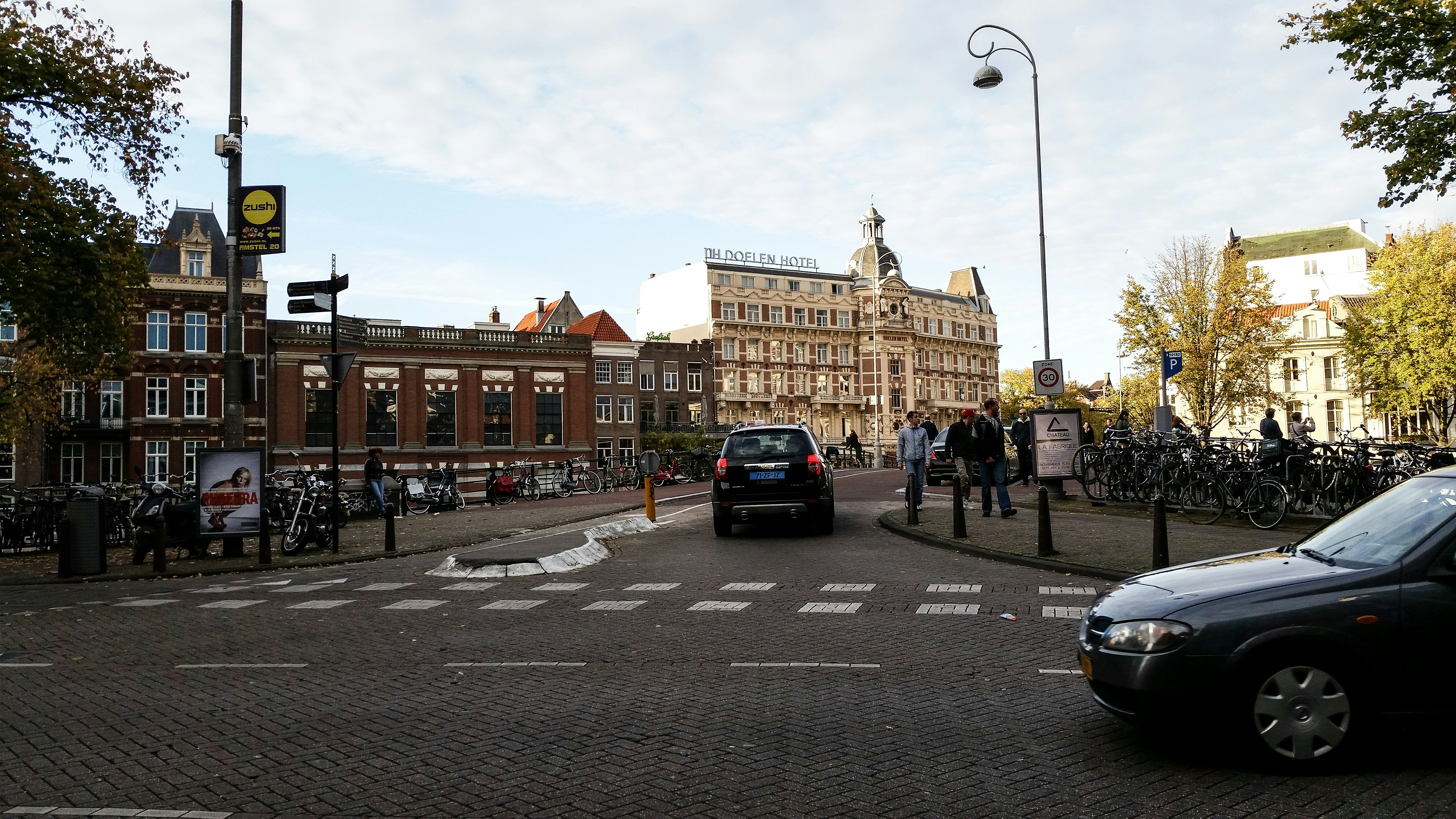 Community gathering met een diverse groep mensen die samenwerken en samen vieren
