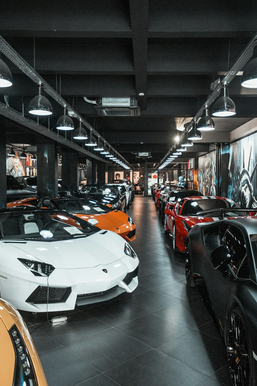 diversi parcheggi per auto di lusso all'interno dell'edificio