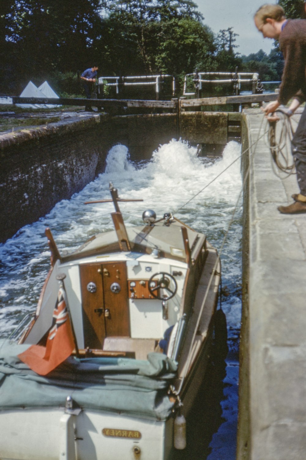 homme tenant une corde près d’un bateau