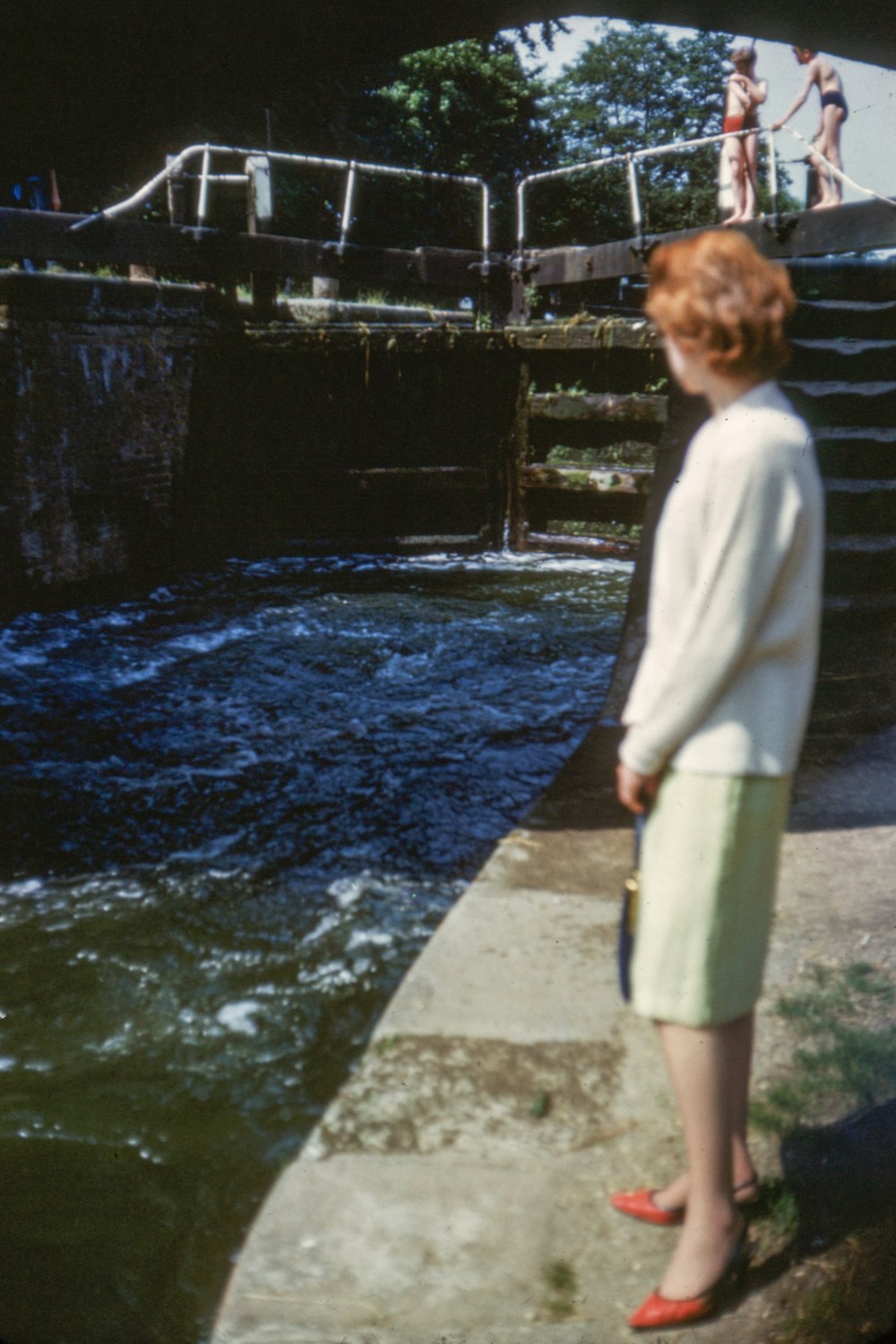 femme debout près de la piscine