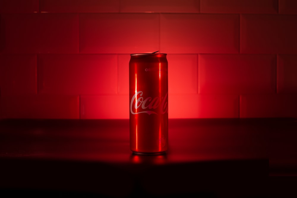 lata roja de Coca-Cola