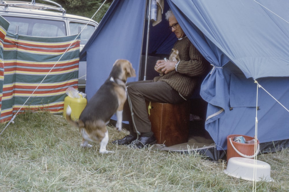 homme assis sur une boîte brune