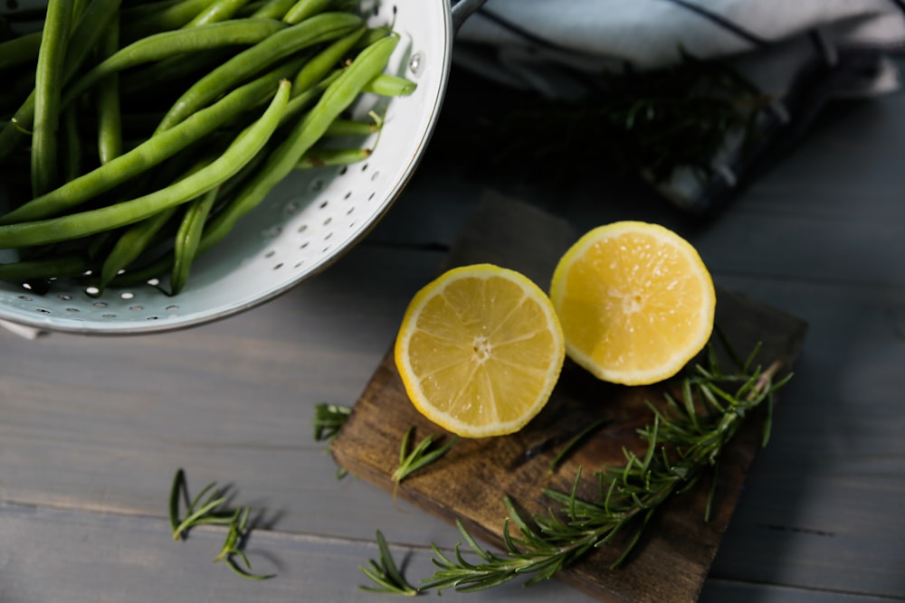 shallow focus photo of sliced lemons