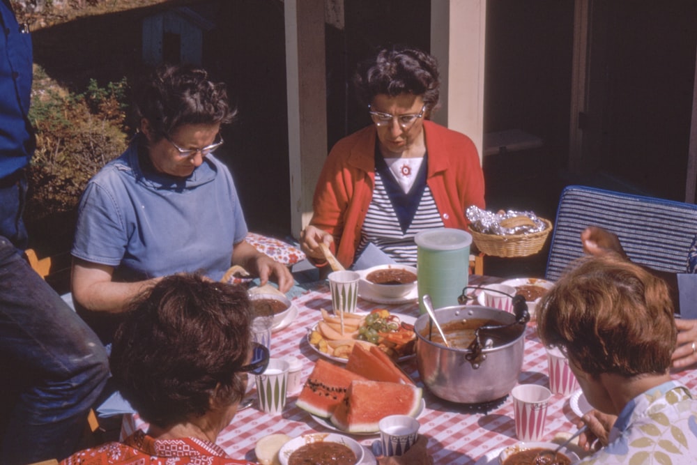 Mujeres sentadas al lado de la mesa