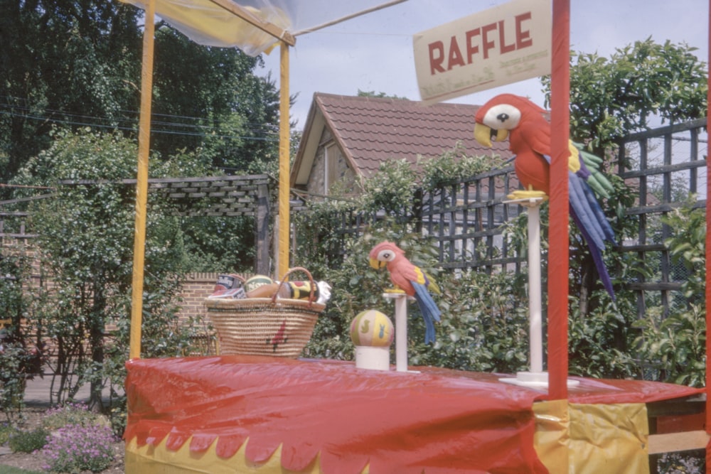 decorazioni per tavoli pappagallo in legno rosso accanto a cesto di vimini marrone