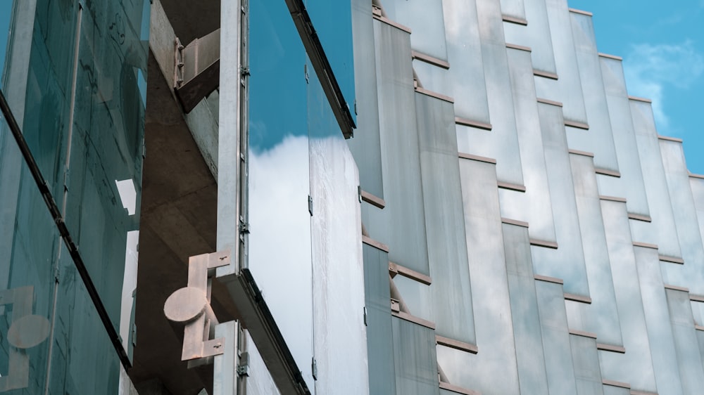 Bâtiment en béton gris