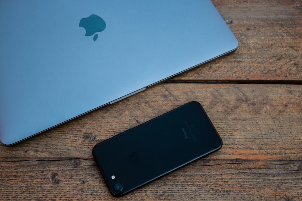iPhone 7 noir de jais sur surface en bois marron
