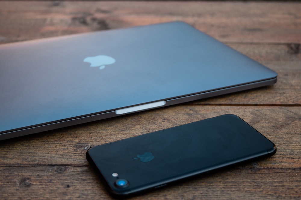 foto de enfoque superficial del iPhone 7 negro azabache sobre una superficie de madera marrón