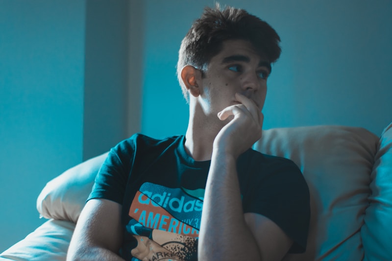 Femboy en camisa negra relajado