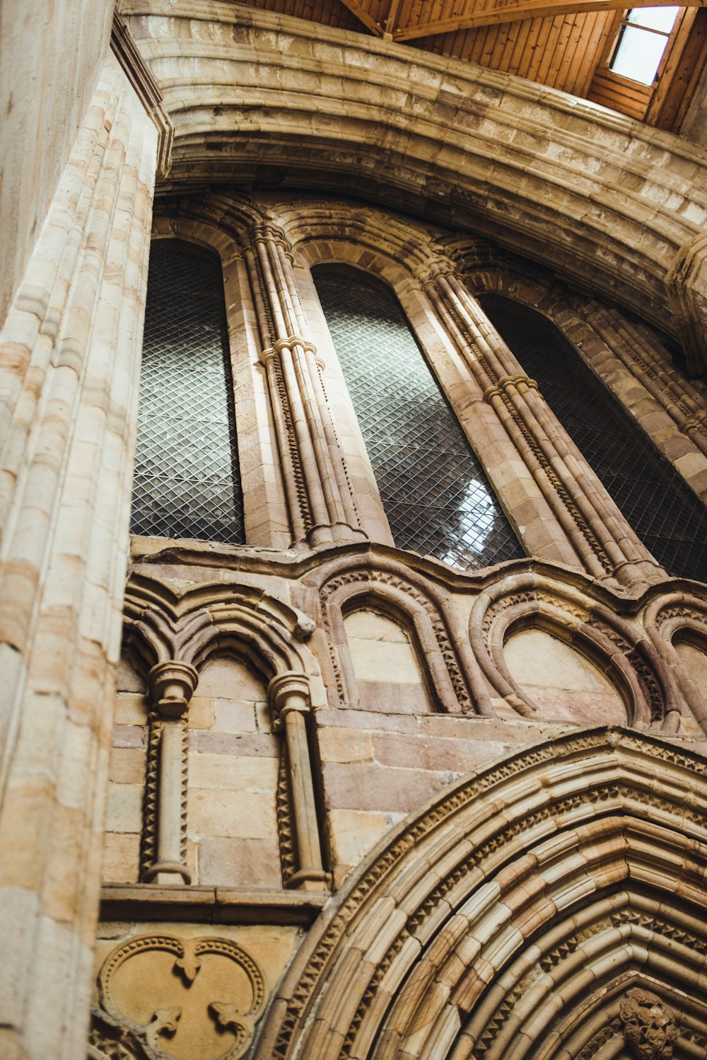 un'alta cattedrale con un orologio sul lato